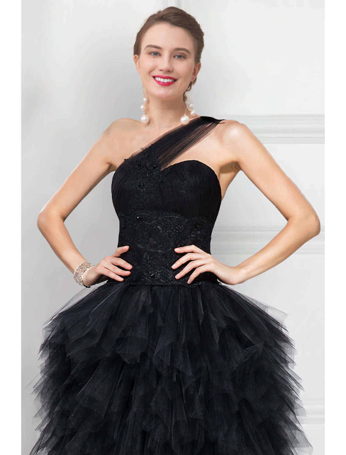 Vestido de fiesta negro con escote en V, plisado y capas, asimétrico, sin mangas, de tul con un solo hombro y espalda entallada de color puro.