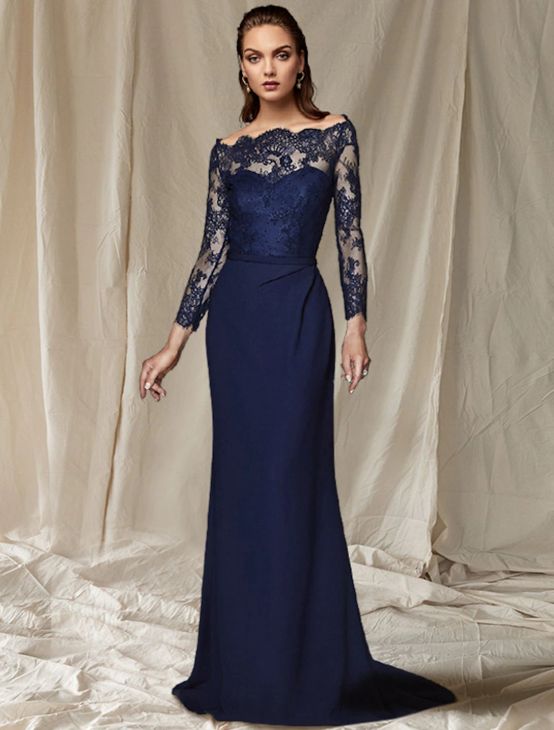 Vestido elegante de sirena/trompeta para madre de la novia, hombros descubiertos, cola larga de gasa con encaje y apliques laterales drapeados