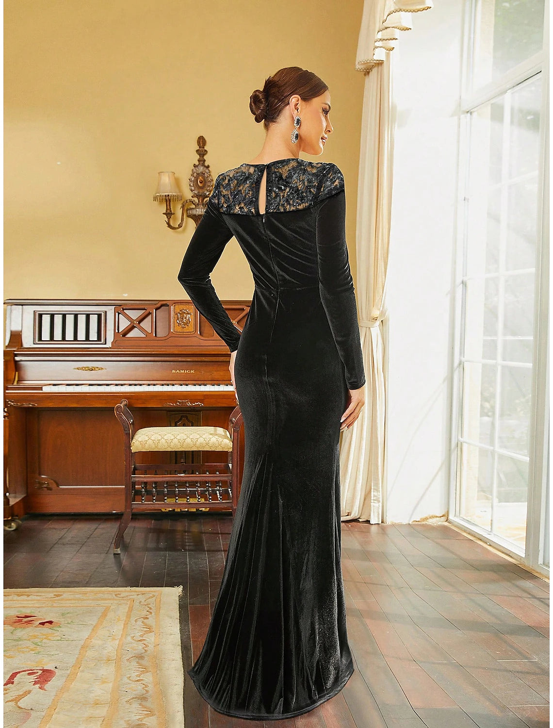 Abito da sera a trapezio, abito nero, elegante, formale, autunnale, con strascico a ruota, manica lunga, scollo gioiello, velluto con spacco in paillettes