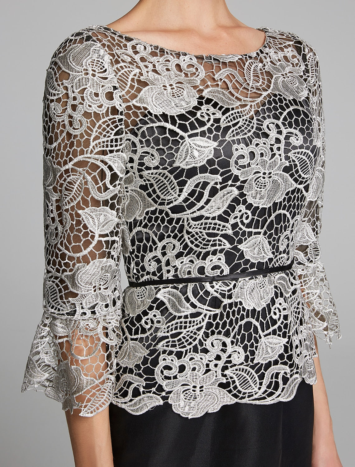 Vestido de madre de la novia con corte tubo/columna, escote joya, largo hasta el suelo, satén, encaje, mangas 3/4 con encaje