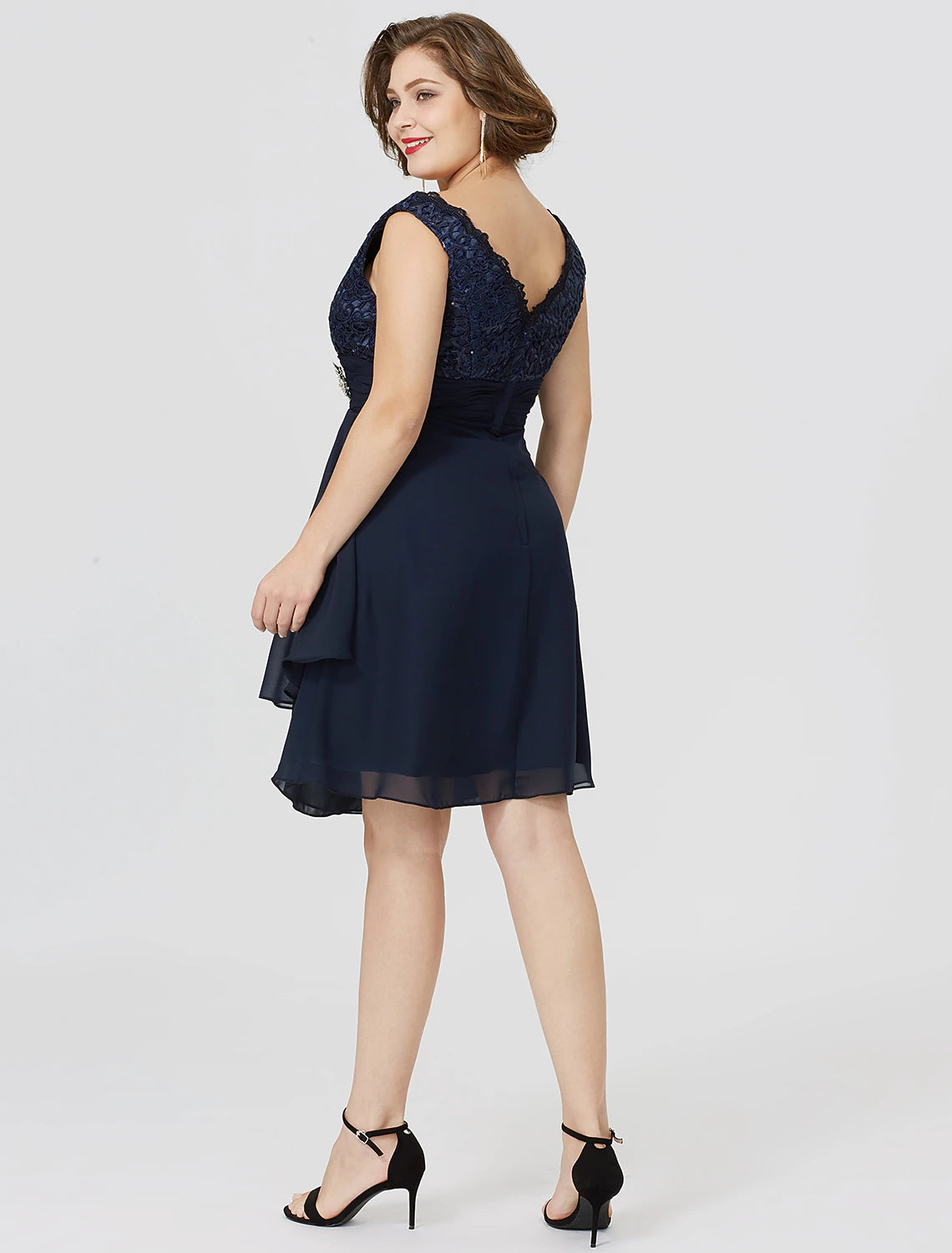 Abito da madre della sposa a trapezio, classico e intramontabile, taglie forti, con scollo a V, lunghezza al ginocchio, in chiffon e pizzo, senza maniche, con spilla di cristallo arricciata.