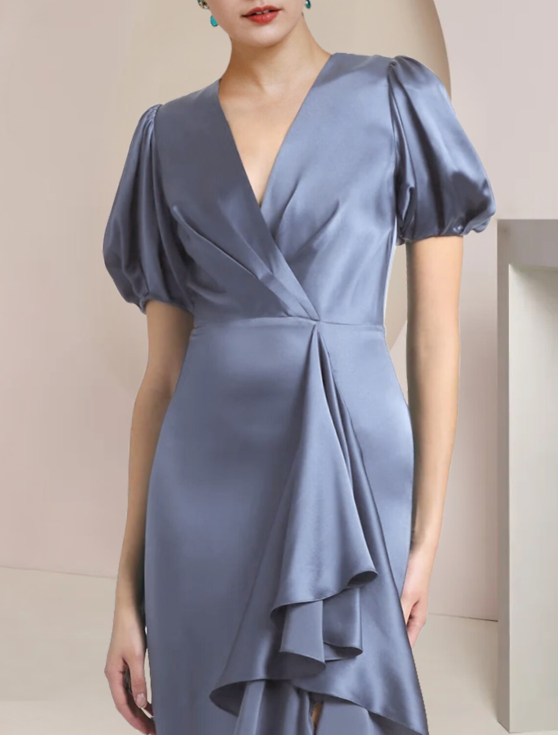 Abito da cerimonia per la madre della sposa, a trapezio, elegante, con scollo a V, strascico a ruota, in raso, maniche corte, con volant a cascata