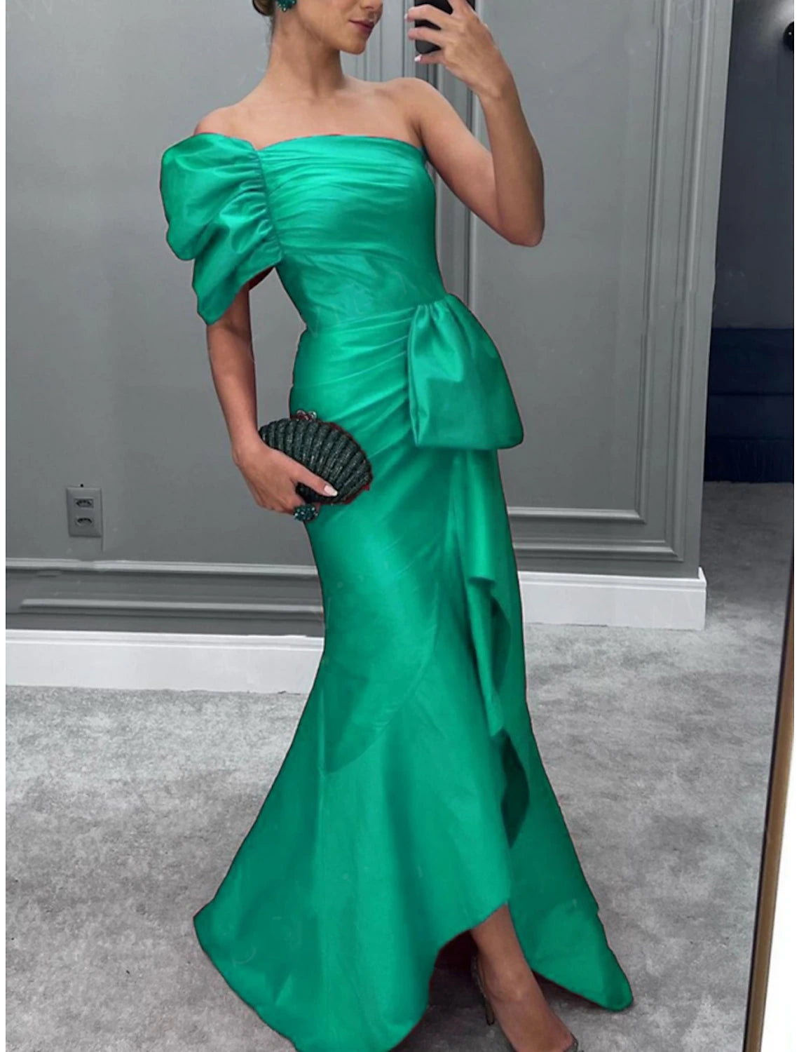 Abito da sera a sirena/tromba, elegante, formale, rosso/verde, natalizio, con strascico a spazzola, manica corta, monospalla, in raso con balze arricciate 2025