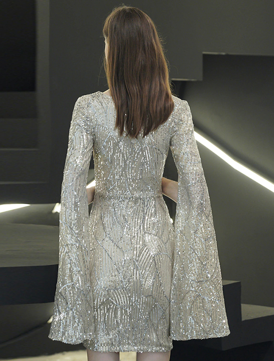 Vestido de cóctel elegante con escote en V, manga larga, corto/mini, con lentejuelas y abertura en la parte delantera.