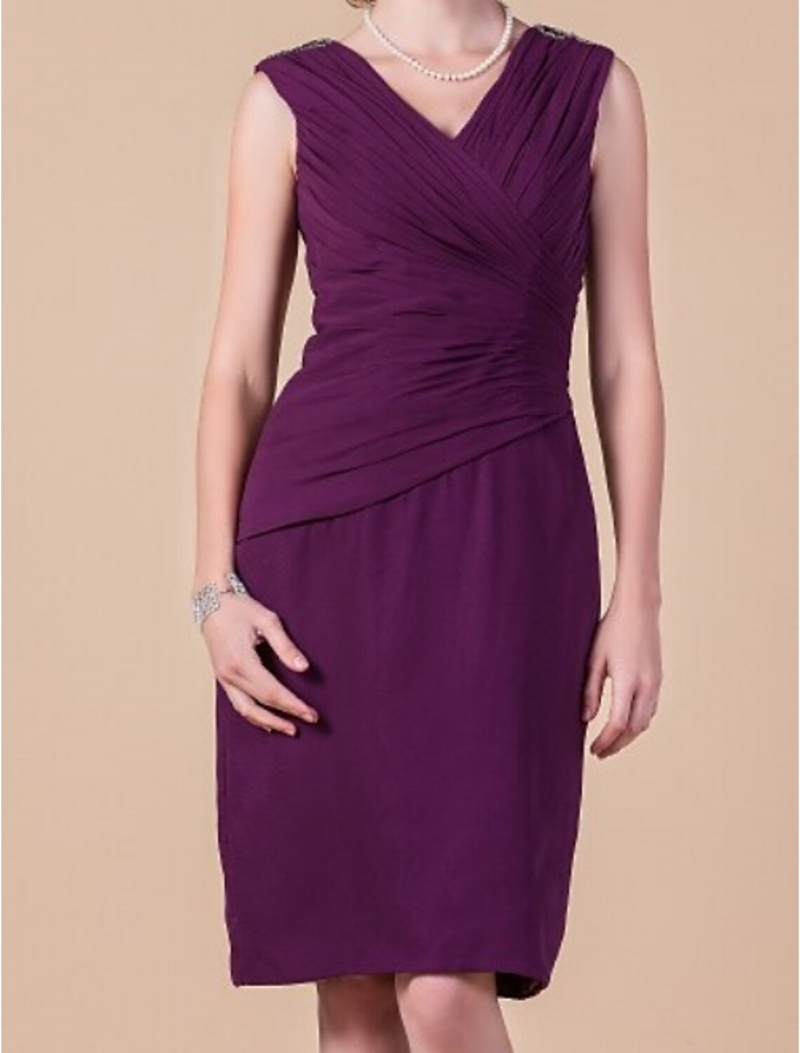 Vestido de madre de la novia con corte tubo/columna, elegante, escote en V, largo hasta la rodilla, de gasa, sin mangas, con cuentas cruzadas y drapeado lateral.