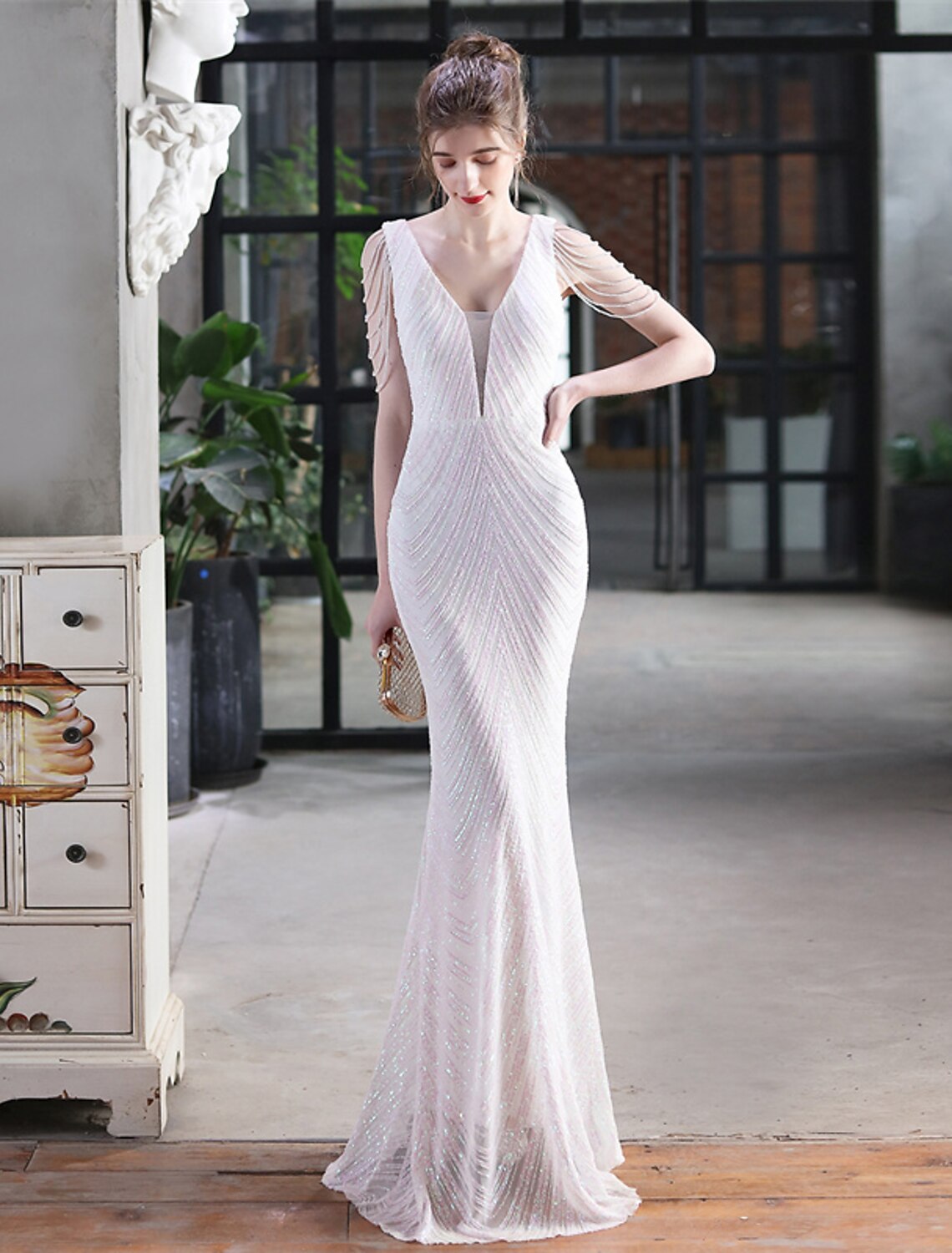 Abito da sera a sirena/tromba, scintillante e brillante, per invitati a nozze formali, lungo fino al pavimento, senza maniche, scollo a V, paillettes con frange e nappe in paillettes