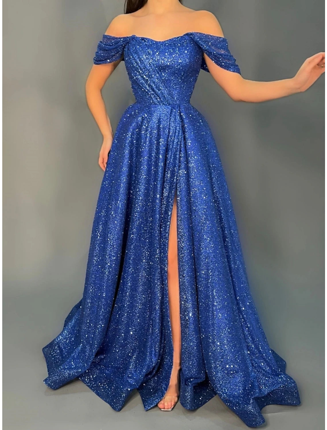 Abito da sera a trapezio, elegante, formale, con strascico a ruota, manica corta, spalle scoperte, tessuto in lurex con pieghe glitterate e spacco 2025