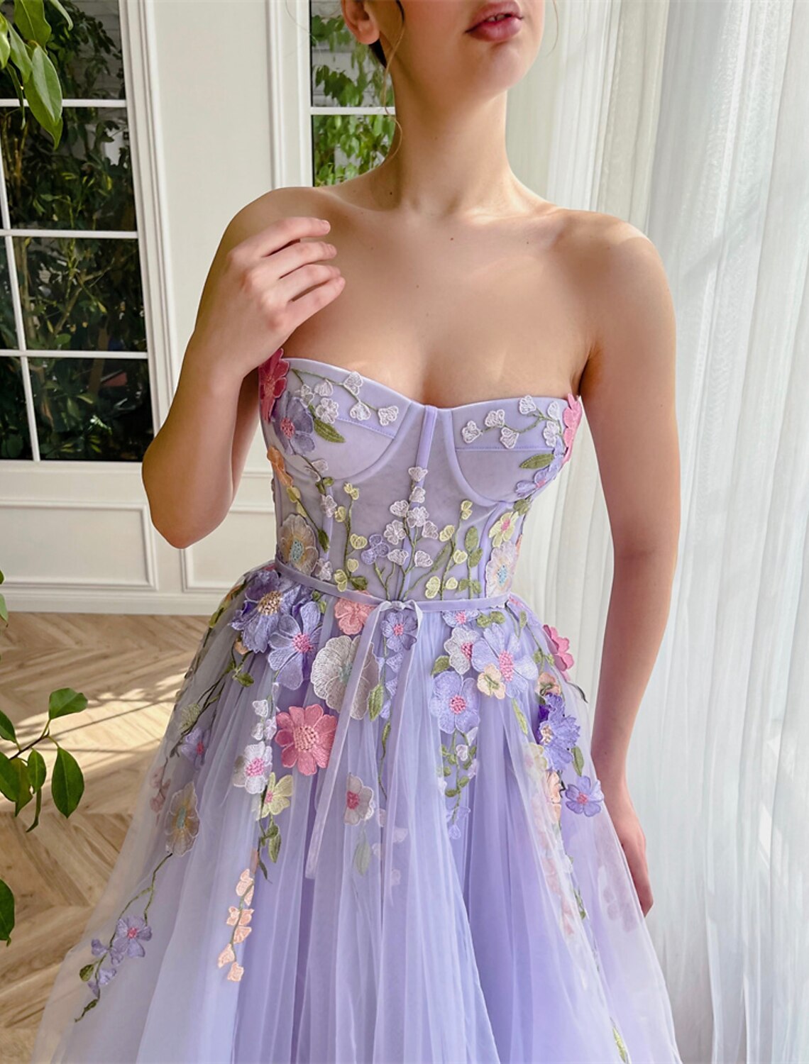 Abito da sera a trapezio con scollo a V, abito da sposa con strascico, senza maniche, senza spalline, in tulle con applicazioni floreali