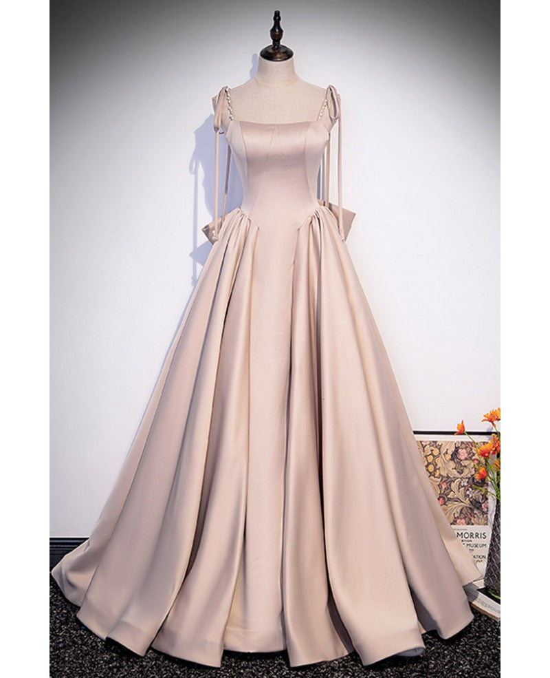Elegante vestido de noche color champán con escote cuadrado, tirantes finos, plisado, de satén, corte en A, lazo, encaje, espalda abierta, tirantes y largo hasta el suelo.