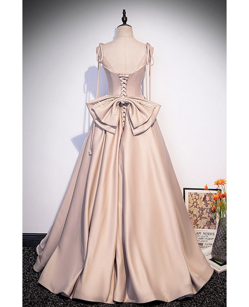 Elegante vestido de noche color champán con escote cuadrado, tirantes finos, plisado, de satén, corte en A, lazo, encaje, espalda abierta, tirantes y largo hasta el suelo.