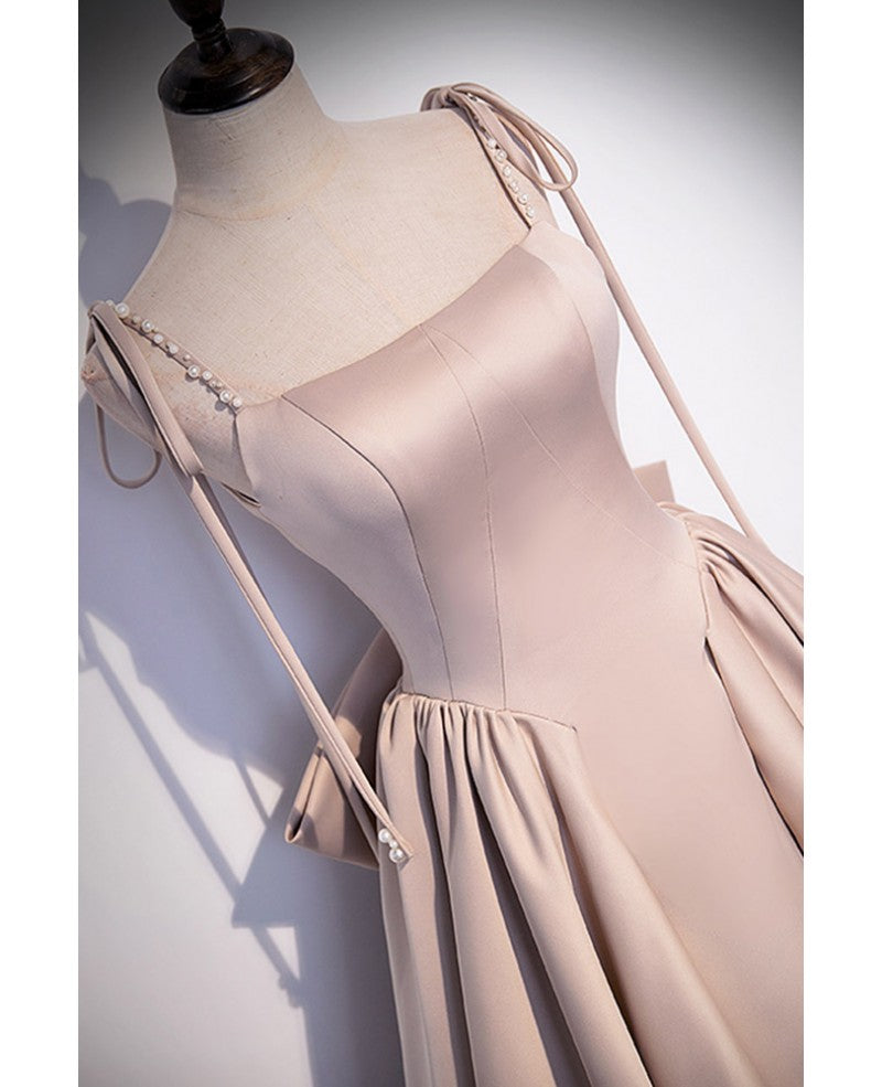 Elegante vestido de noche color champán con escote cuadrado, tirantes finos, plisado, de satén, corte en A, lazo, encaje, espalda abierta, tirantes y largo hasta el suelo.