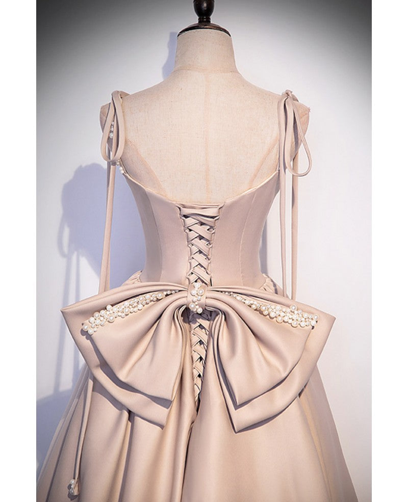 Elegante vestido de noche color champán con escote cuadrado, tirantes finos, plisado, de satén, corte en A, lazo, encaje, espalda abierta, tirantes y largo hasta el suelo.