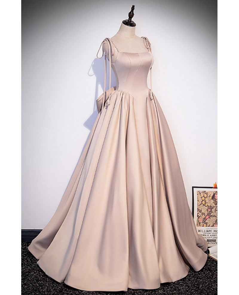 Elegante vestido de noche color champán con escote cuadrado, tirantes finos, plisado, de satén, corte en A, lazo, encaje, espalda abierta, tirantes y largo hasta el suelo.