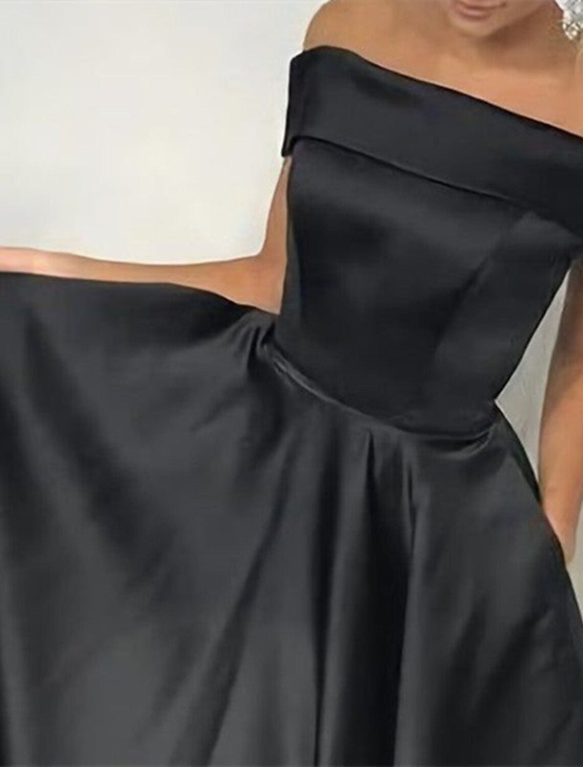 Vestido de noche elegante de corte A, color negro, talla grande, para fiesta, cóctel, cola, sin mangas, hombros descubiertos, bolsillo, satén con pliegues