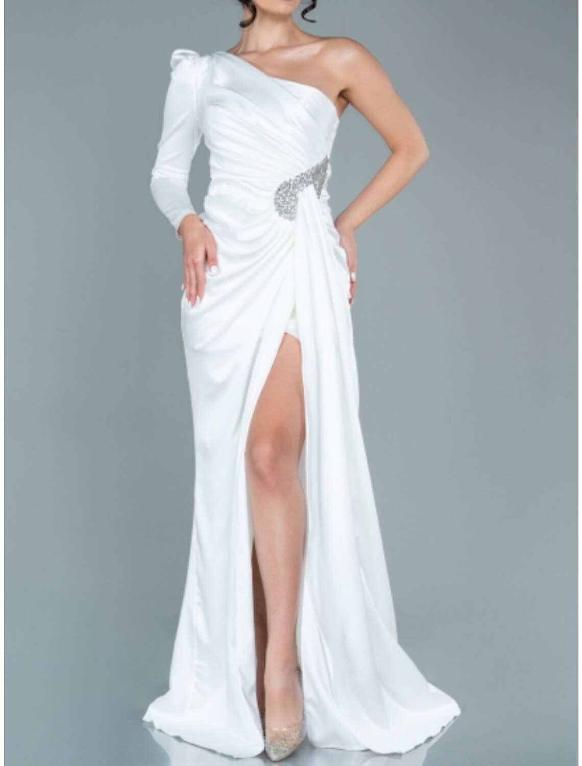 Abito da sera a trapezio, elegante, formale, autunnale, con strascico a ruota, manica lunga, monospalla, in raso con spacco in paillettes arricciate 2025