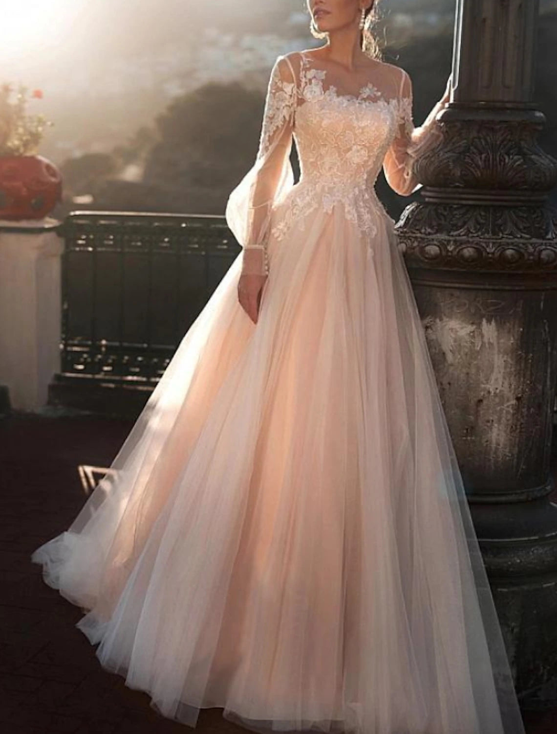 Vestidos de novia de playa a color, corte A, escote ilusión, manga larga, cola larga, encaje y apliques bordados.