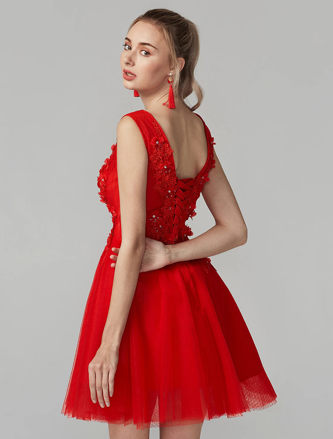 Abito da festa a trapezio, per ballo di fine anno, corto/mini, senza maniche, scollo a V, in pizzo su tulle con applicazioni di cristalli