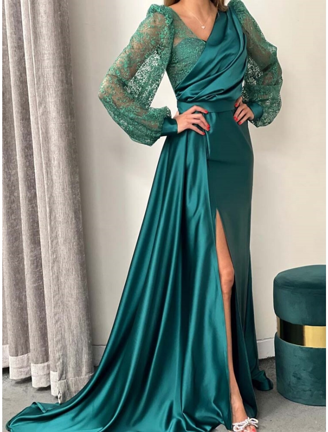 Abito da sera a trapezio, elegante, formale, rosso, verde, natalizio, con strascico, manica lunga, scollo a V, in raso con pieghe e spacco arricciato, 2025