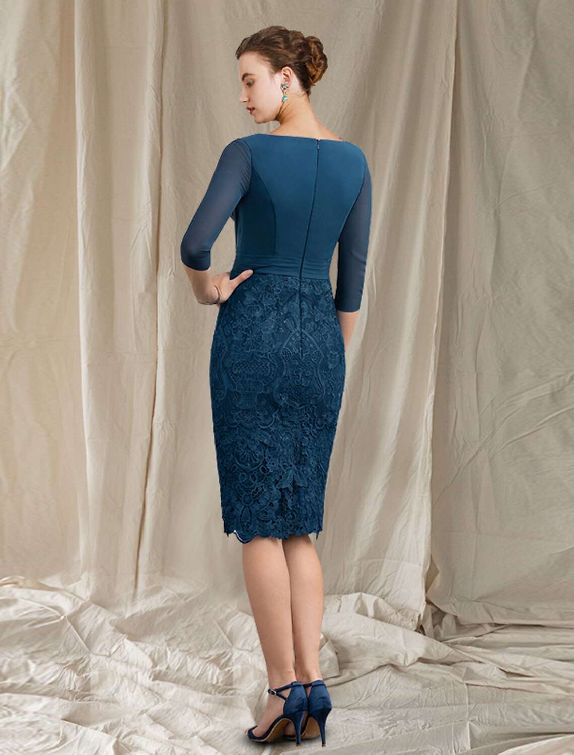 Vestido de dos piezas para madre de la novia, elegante, estilo iglesia, escote en V, largo hasta la rodilla, de gasa, con encaje, media manga, chaqueta y apliques con broche de cristal.