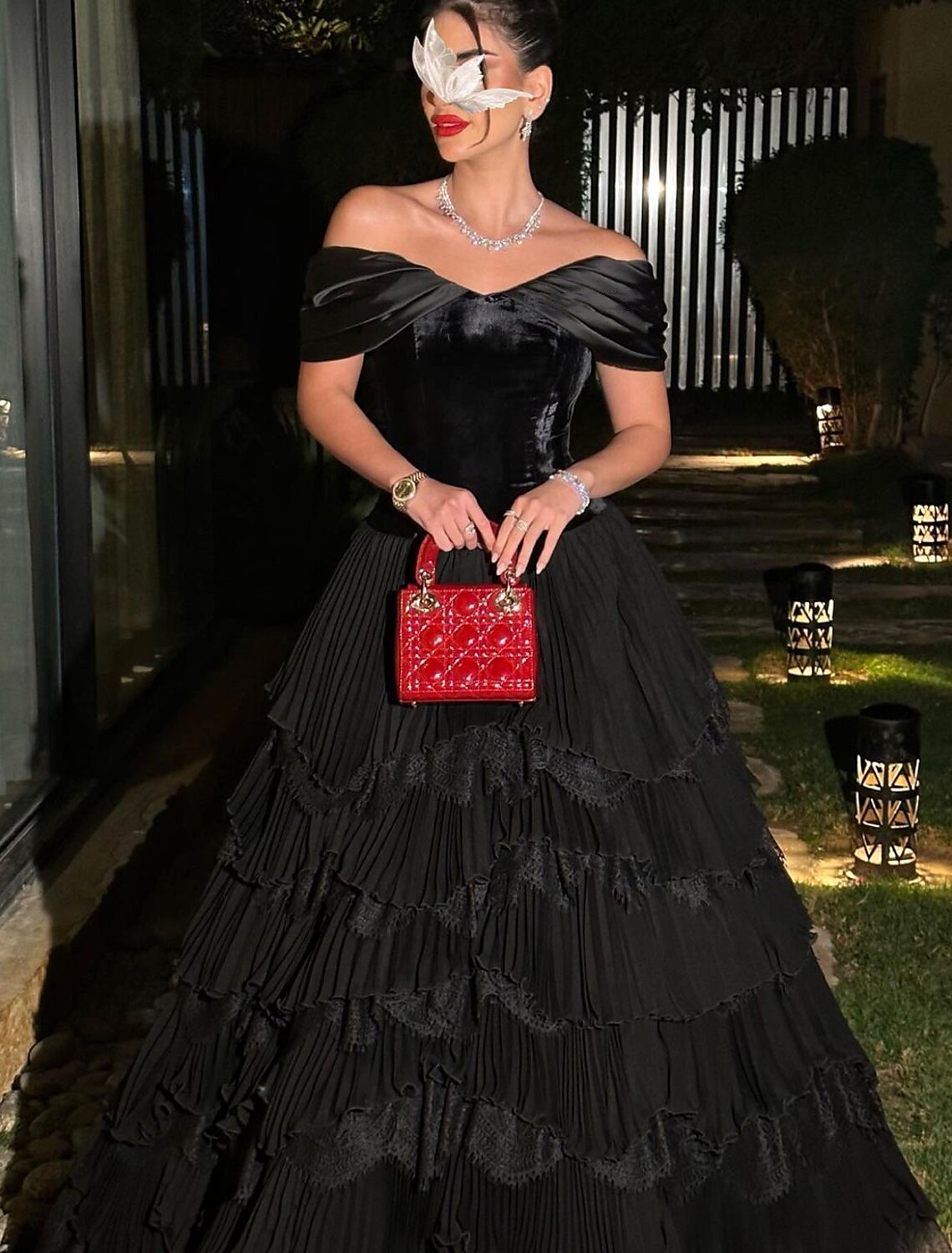 Abiti da ballo a trapezio, eleganti, formali, lunghi fino al pavimento, maniche corte, scollo a cuore, in pizzo con arricciature