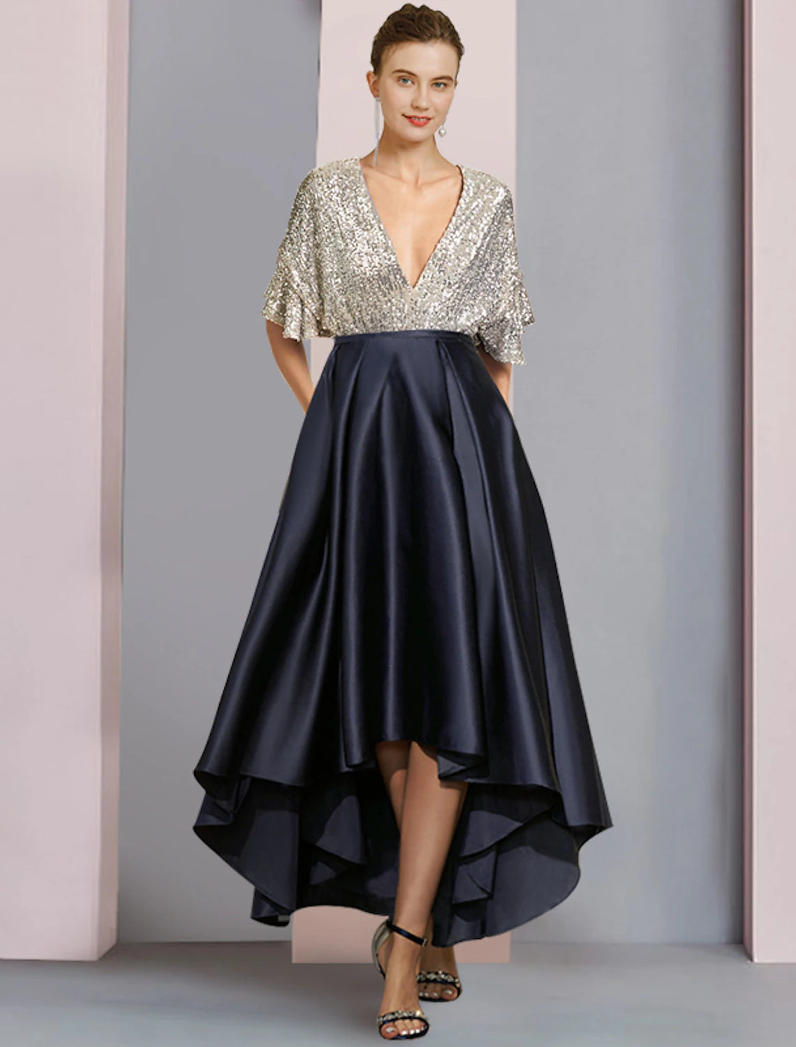Vestido de Madre de la Novia de Corte A para Invitadas de Boda Elegante Brillo y Resplandor Escote en V Alto y Bajo Asimétrico Largo hasta la rodilla Satén Lentejuelas Manga Corta con Pliegues