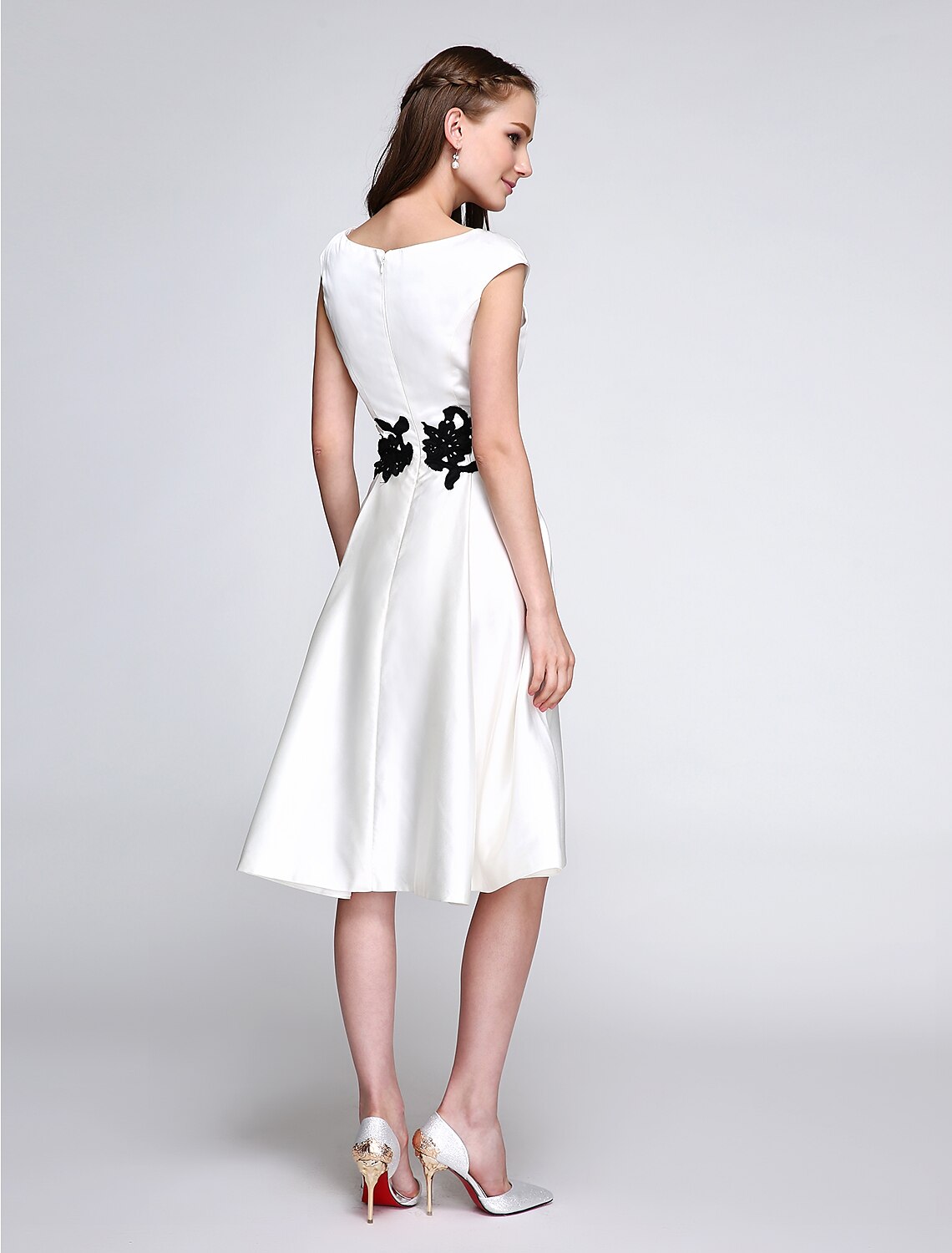 Abito a trapezio aderente e svasato, da cocktail, da ballo, lunghezza al ginocchio, senza maniche, scollo a V, in raso con applicazioni