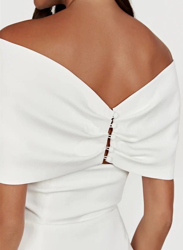 Vestido de novia corto de satén sin mangas con hombros descubiertos y diseño de mariposa