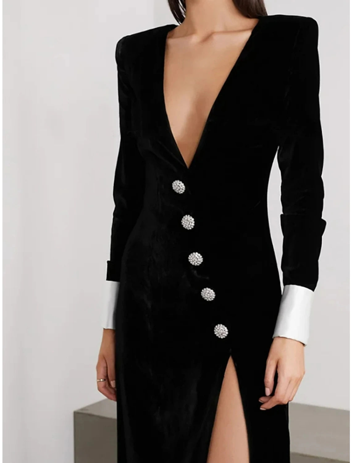Abito da sera a trapezio, elegante, formale, nero, lungo, manica lunga, scollo a V, in velluto, con bottoni e spacco 2025