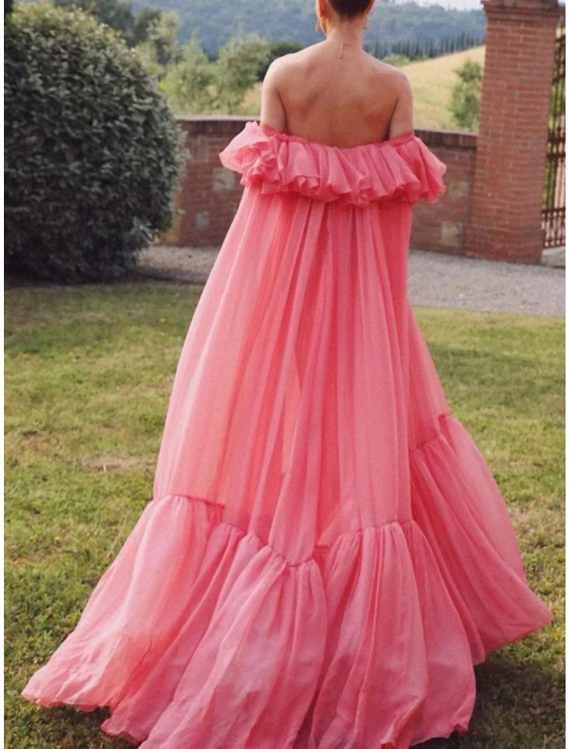 Abito da sera a tubino/colonna, elegante, formale, da invitato a nozze, con strascico a spazzola, manica corta, spalle scoperte, in tulle con pieghe e volant, 2025