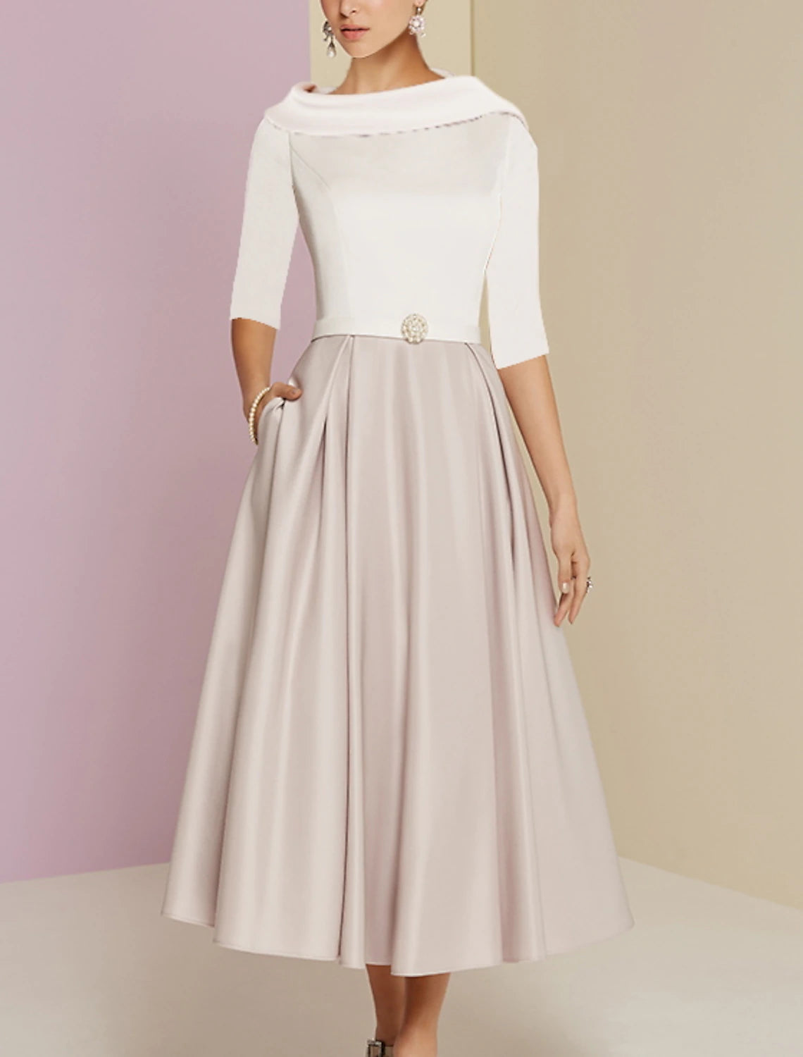 Abito da cerimonia per la madre della sposa, a trapezio, elegante, stile vintage, con scollo gioiello, lunghezza tè, in charmeuse, mezza manica, con pieghe e cristalli