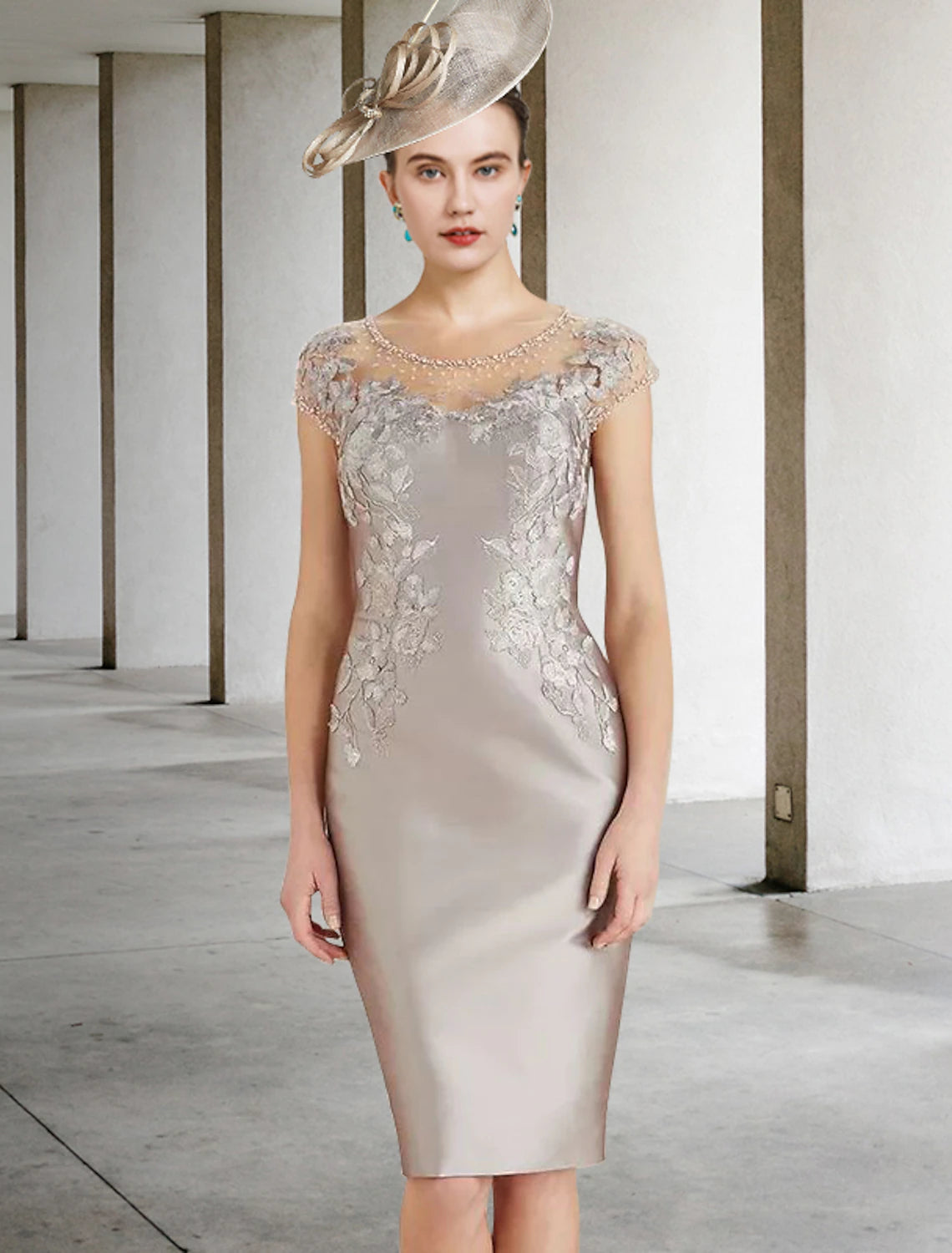 Abito da cerimonia per la madre della sposa, a tubino, elegante, lussuoso, con scollo gioiello, lunghezza al ginocchio, in pizzo, charmeuse, maniche corte, con applicazioni di perline, autunno