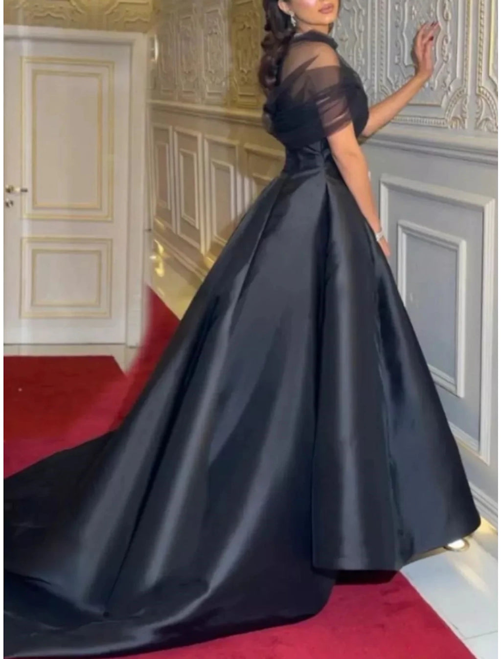 Vestido de noche elegante de corte A, vestido negro, vestido formal de carnaval, cola de corte, manga corta, cuello ilusión, satén con pliegues