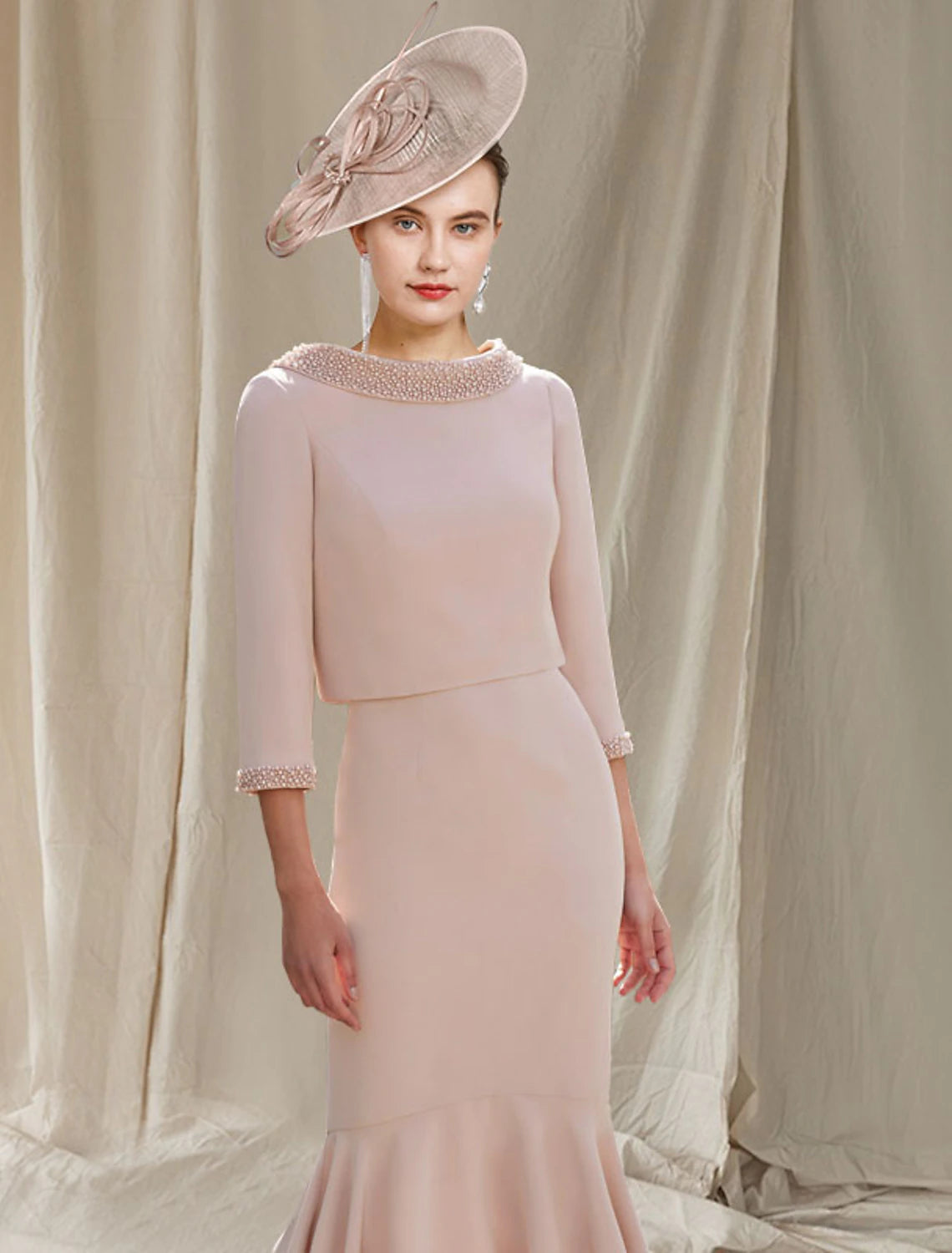 Vestido de dos piezas estilo sirena/trompeta para madre de la novia, elegante, estilo iglesia, alto bajo, cuello cuadrado, asimétrico, largo hasta la rodilla, de gasa, sin mangas, chaqueta corta, con perlas y abalorios.