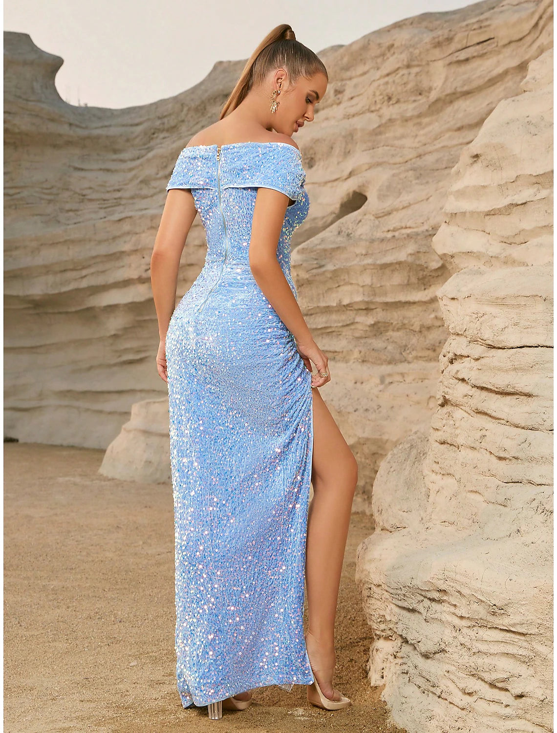 Vestidos de fiesta de tubo/columna en color azul bebé Vestido brillante y resplandeciente Vestido de fiesta Largo hasta el suelo Manga corta Hombros descubiertos Con lentejuelas y brillo Abertura fruncida Otoño