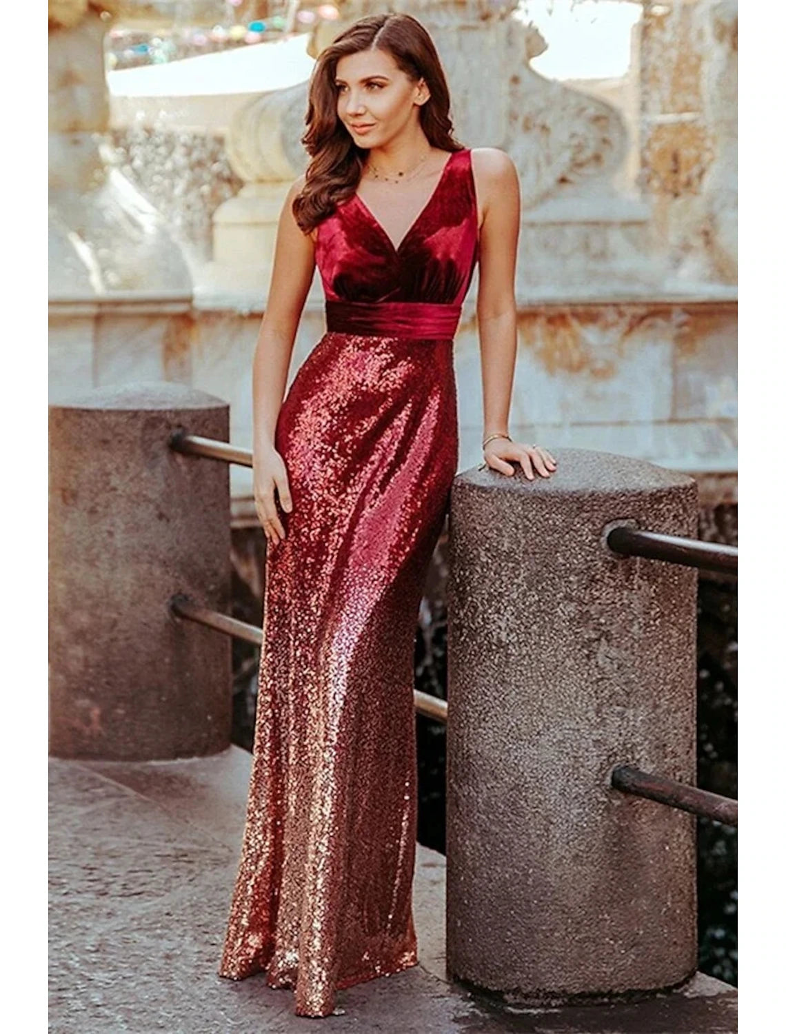 Vestido de noche de sirena/trompeta con brillo y destellos, vestido formal para invitadas de boda, largo hasta el suelo, sin mangas, cuello en V, lentejuelas y pliegues brillantes.