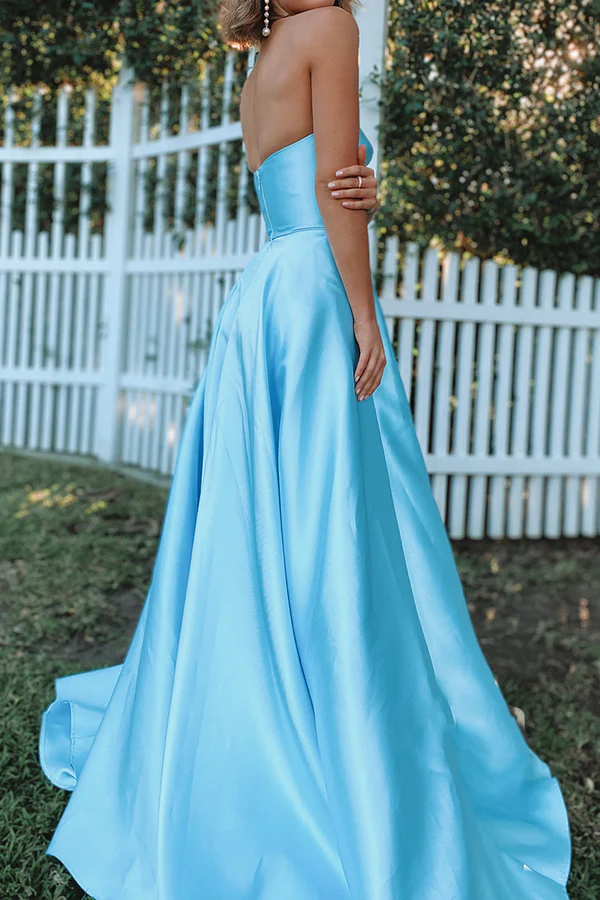 Vestido de noche azul claro de satén con escote en forma de corazón y pierna alta con abertura