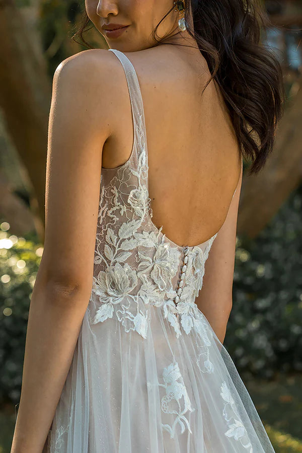 Vestido de novia estilo bohemio con escote en A y escote en V y calcomanía de encaje con cola amplia