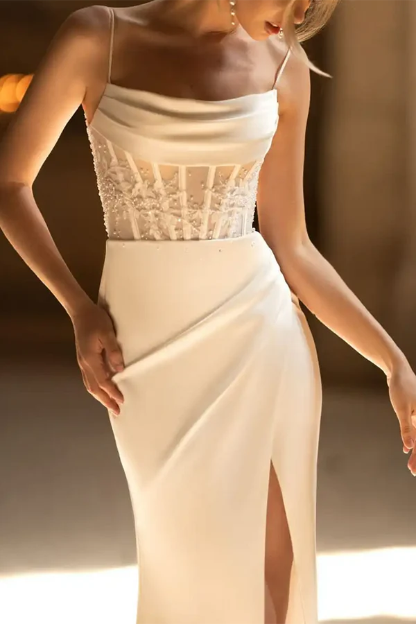 Vestido de novia elegante con cola de pez y abertura con finas cuentas y tirantes finos