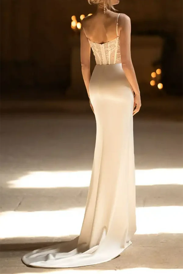 Vestido de novia elegante con cola de pez y abertura con finas cuentas y tirantes finos