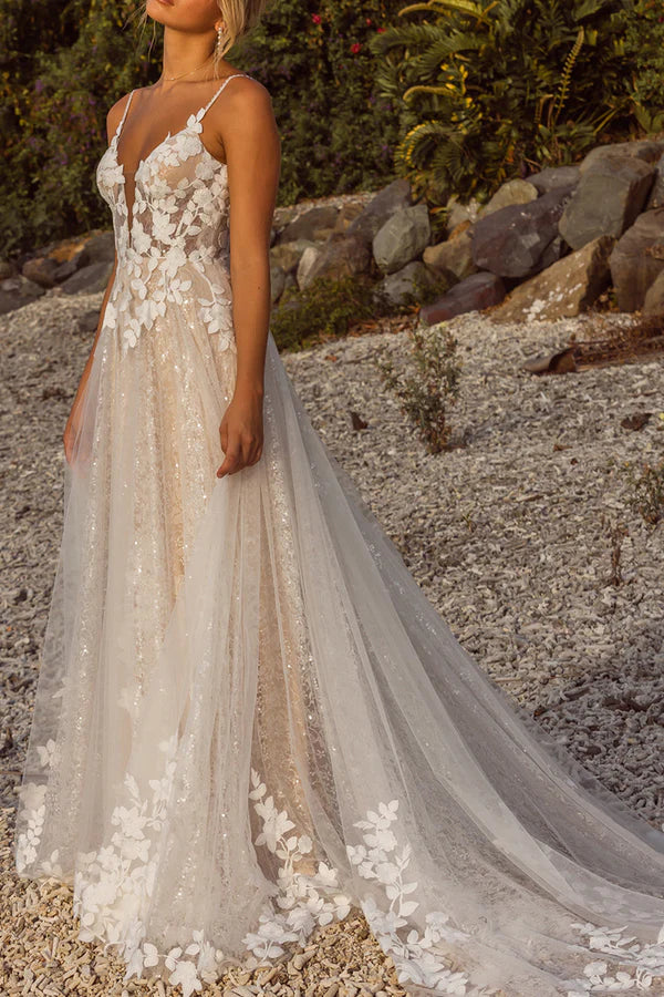 Vestido de novia estilo bohemio con escote en A y escote en V y calcomanía de encaje con cola amplia