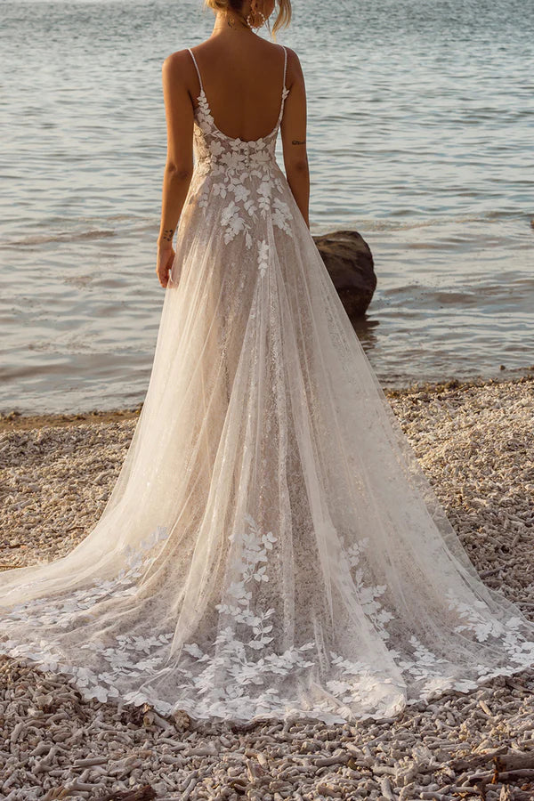 Vestido de novia estilo bohemio con escote en A y escote en V y calcomanía de encaje con cola amplia