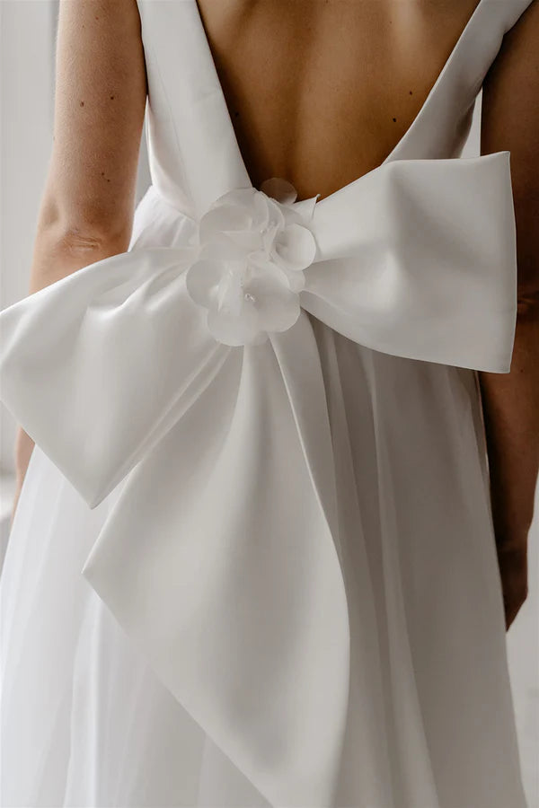 Vestido de novia minimalista de estilo bohemio en color marfil con escote en V profundo y espalda descubierta.