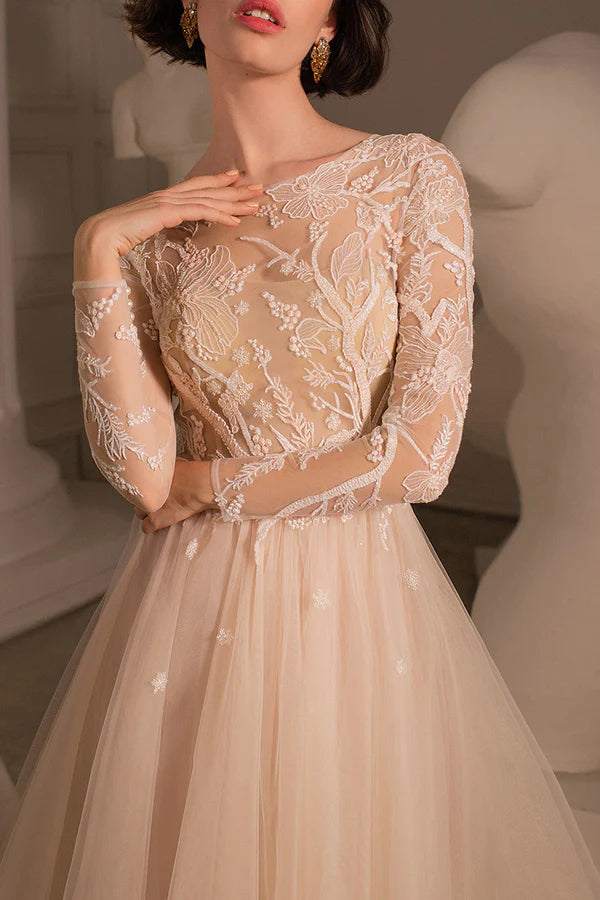 Abito da sposa in stile bohémien con scollatura a trapezio, ricami in pizzo e maniche lunghe