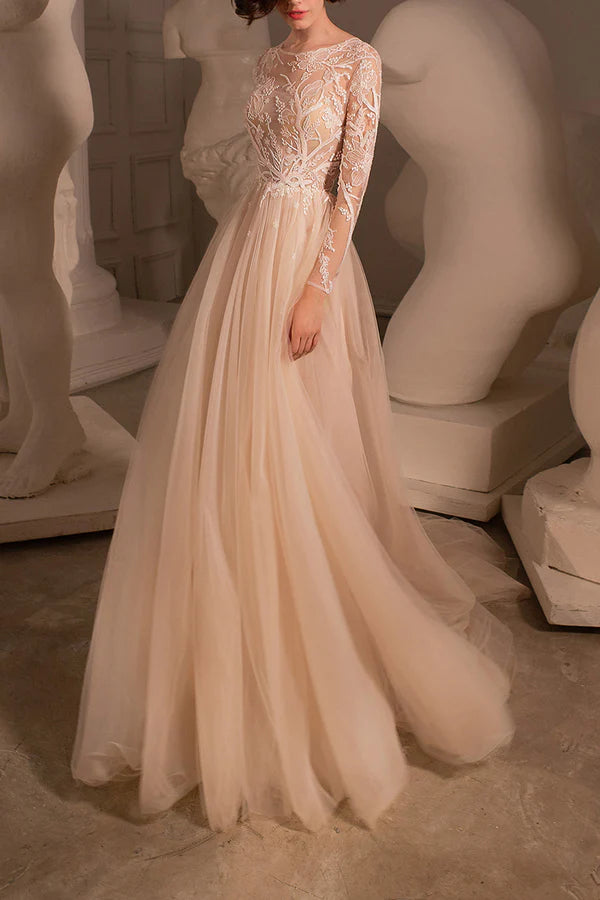 Abito da sposa in stile bohémien con scollatura a trapezio, ricami in pizzo e maniche lunghe