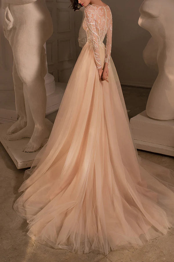 Abito da sposa in stile bohémien con scollatura a trapezio, ricami in pizzo e maniche lunghe