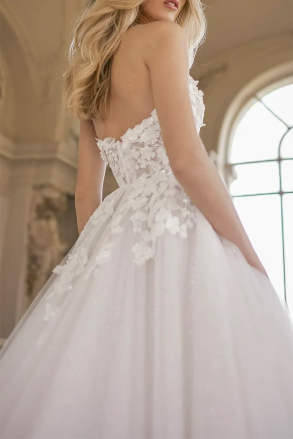 Abito da sposa in stile country con scollo a V, illusione a trapezio, adesivo 3D abbinato a strascico a palazzo