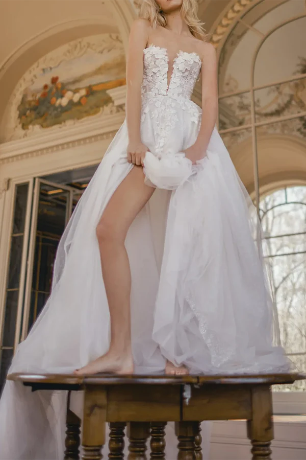 Abito da sposa in stile country con scollo a V, illusione a trapezio, adesivo 3D abbinato a strascico a palazzo