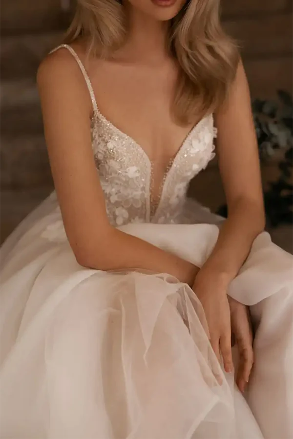 Abito da sposa in stile rurale con scollo a V e illusione a trapezio, adesivo 3D