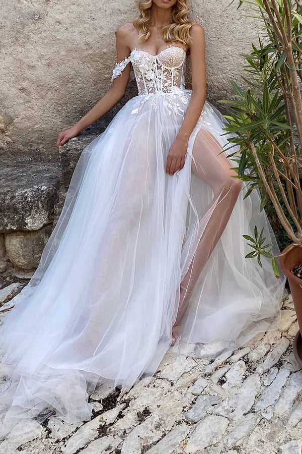 Abito da sposa bohémien con scollo a cuore e applicazioni in pizzo
