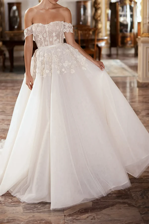 A straight line sweetheart sticker countryside style wedding dress paired with palace train